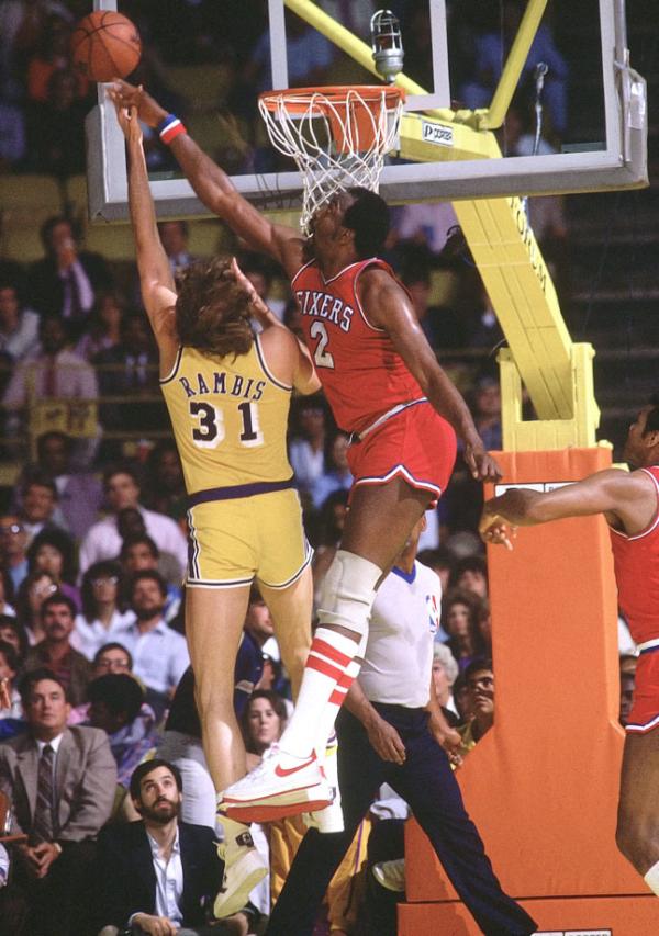 1983年,nba总决赛第4场,马龙封盖kurt rambis.