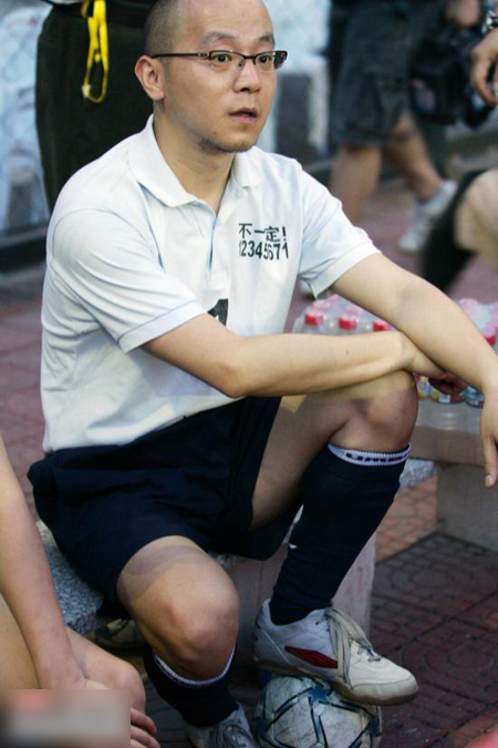 图片 娱乐现场 > 正文 25/26 46岁窦唯现身 扎"道士髻"留山羊胡 窦唯