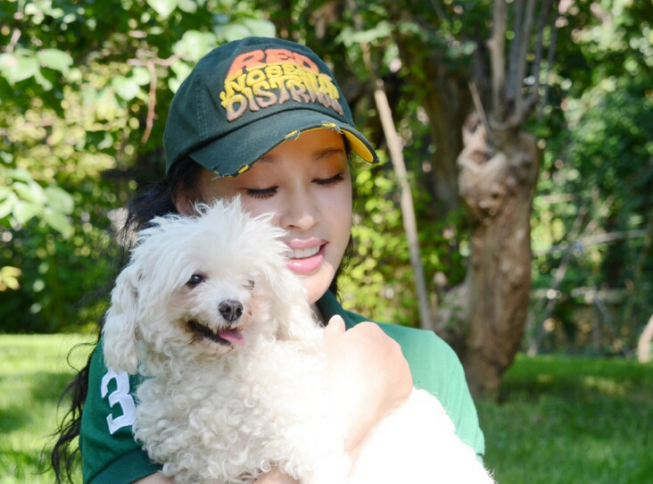 明星凤凰娱乐讯 昨日(9月25日),60岁刘晓庆在微博上晒出一组与萌宠