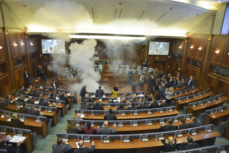 科索沃议会发生骚乱 反对派释放催泪弹(组图)