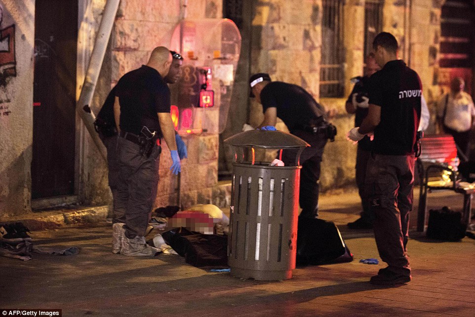 画面记录持刀男子被以色列军警击毙全程