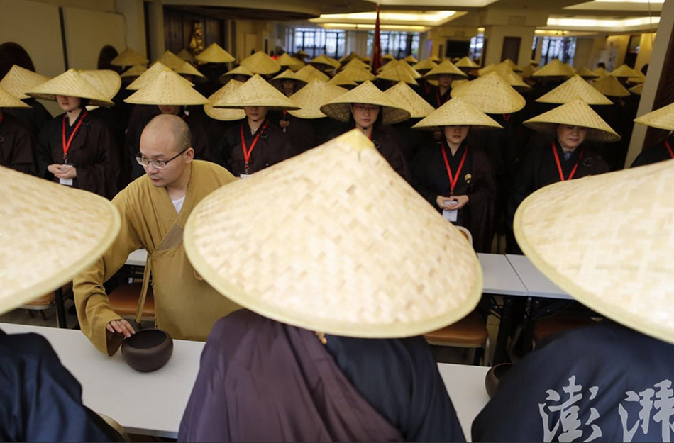 佛门生活体验最后一天 直击108人托钵乞食