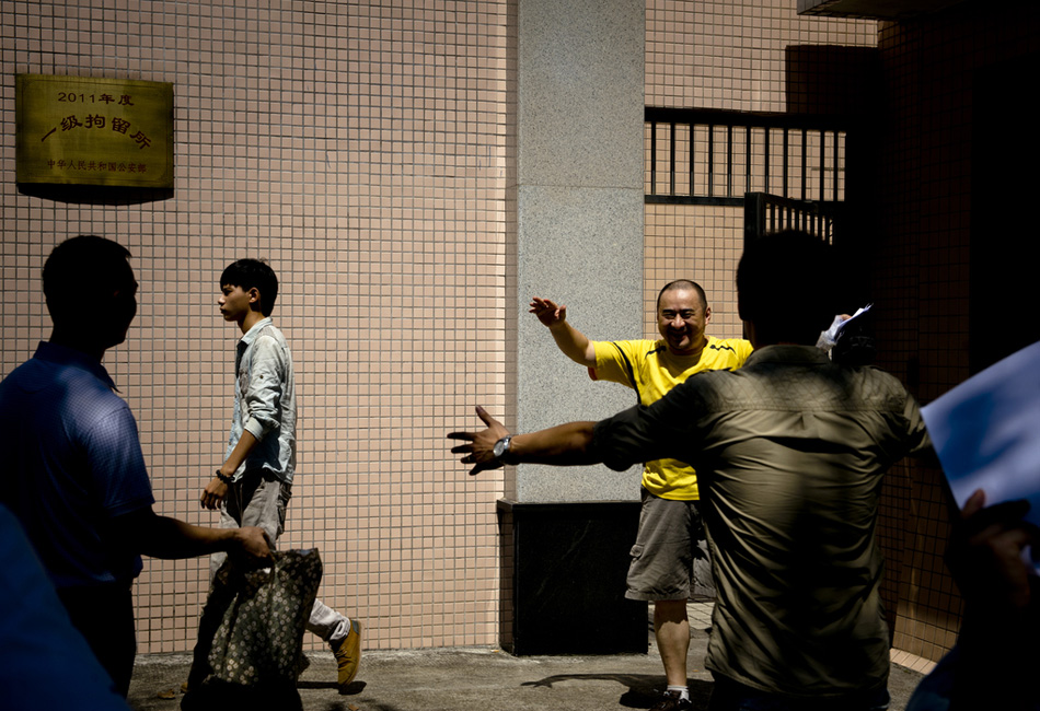 "伯乐"被释放,走出看守所大门一刹那,"伯乐"张开双臂奔向迎接他出狱的