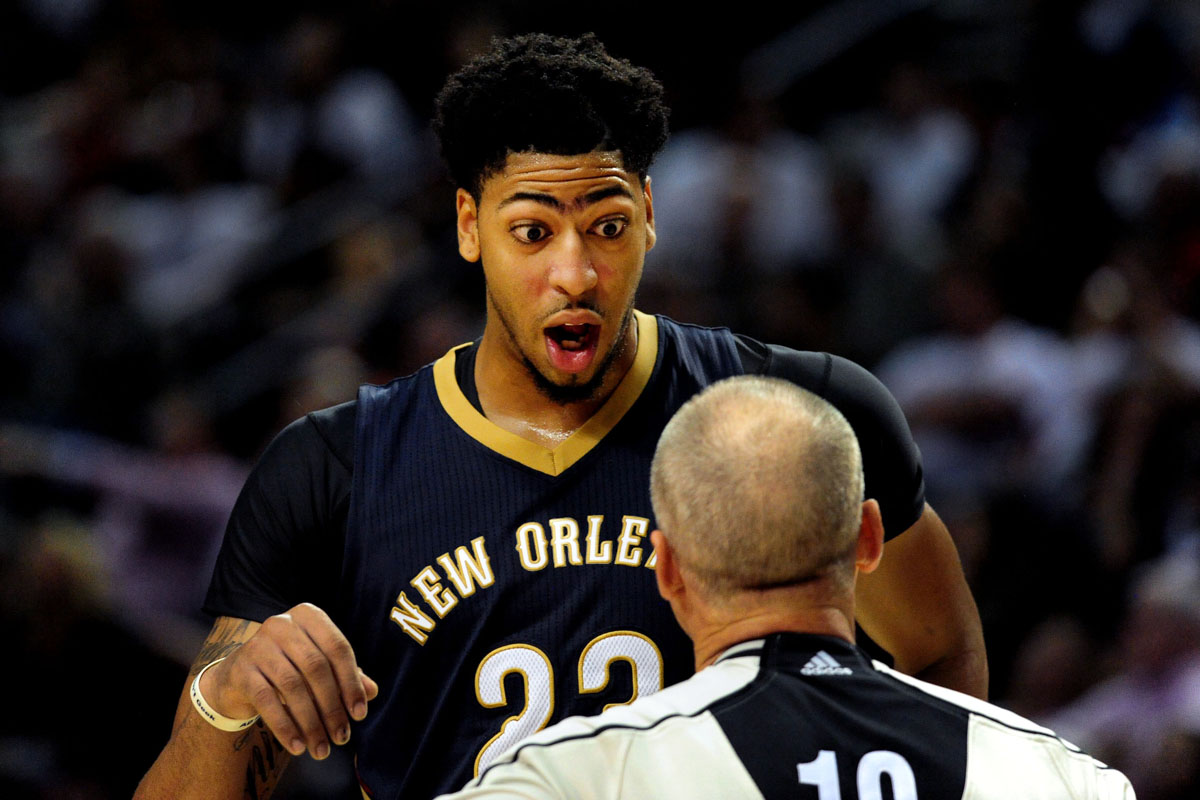 浓眉哥与裁判理论时,化身表情帝.