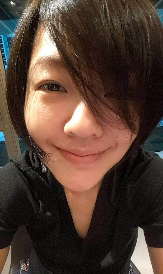 小s晒素颜自拍照 惊见细纹与白发(图)