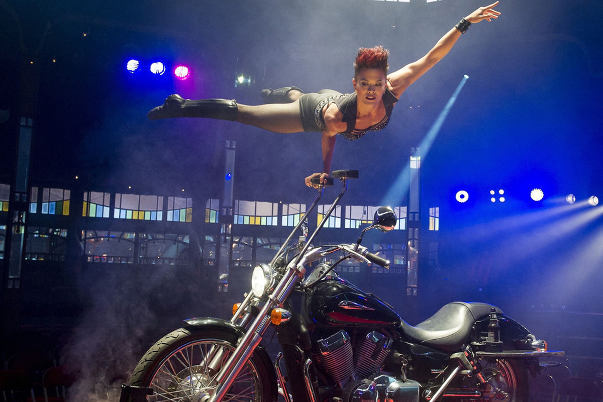 英国伦敦,当地某酒店举办了一场杂技歌舞秀,美女机车上悬空秀高难度