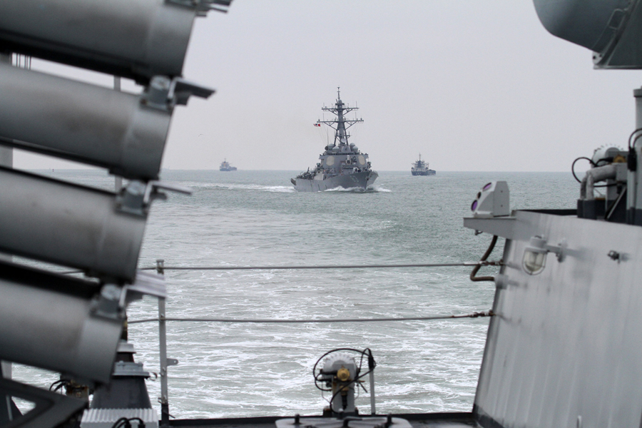 中美军舰在长江口附近海域举行联合演练(图)