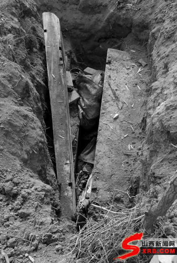 因盗尸而被挖开的坟墓原标题:惊!