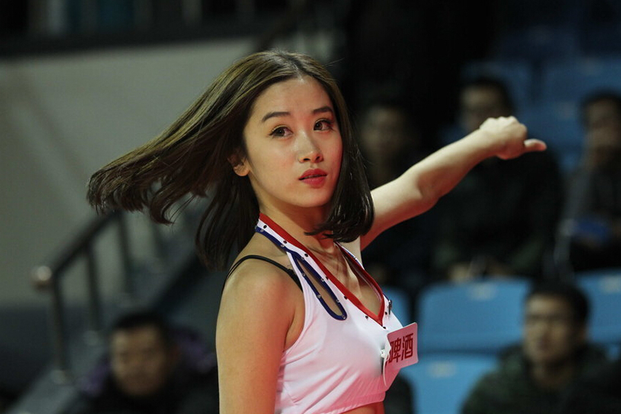 2015-2016赛季cba联赛第13轮,各赛区的性感篮球宝贝用热舞为赛场上的