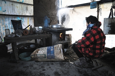 河南艾滋村探访老人卖血盖房染病让儿别回家