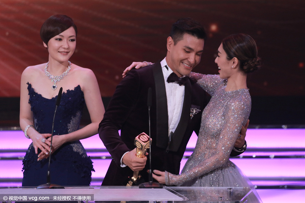 tvb2015万千星辉颁奖典礼现场 女星台下吃炸鸡-凤凰新闻