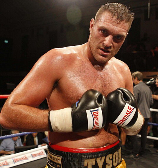 来自英国的不败拳王泰森-富里,此前因为在挑战赛上击败拳坛重量级第