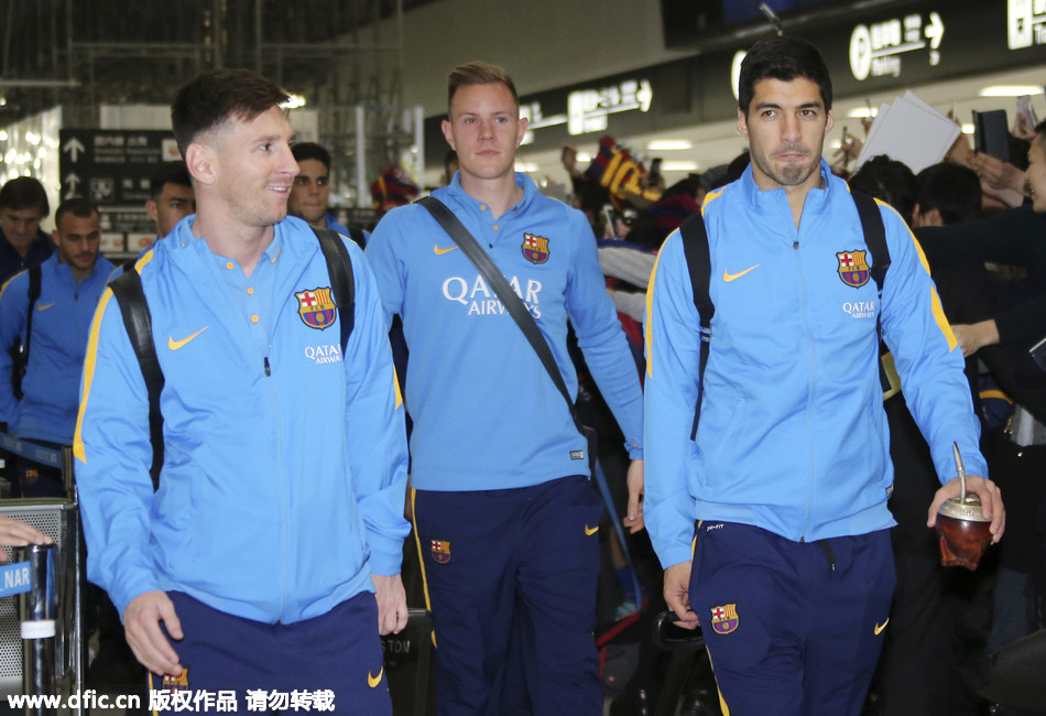 巴萨罗那全队抵达日本备战世俱杯与广州恒大的半决赛,msn帅气亮相
