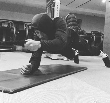 男神还要这么拼余文乐晒帅气健身照引尖叫图