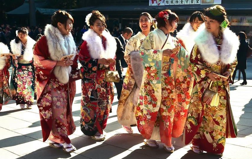 日本美女导游盛装打扮提前庆祝"成人节"