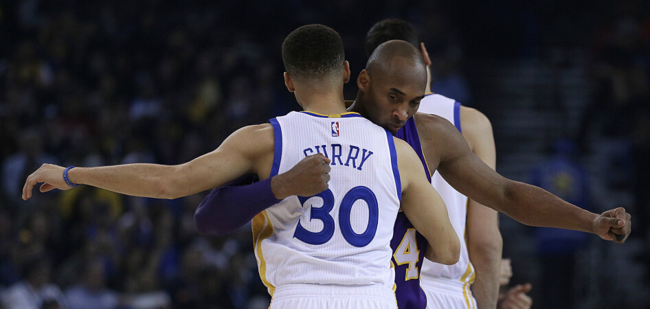 科比紧紧抱住库里的那一刻 我想这就是传承吧|图