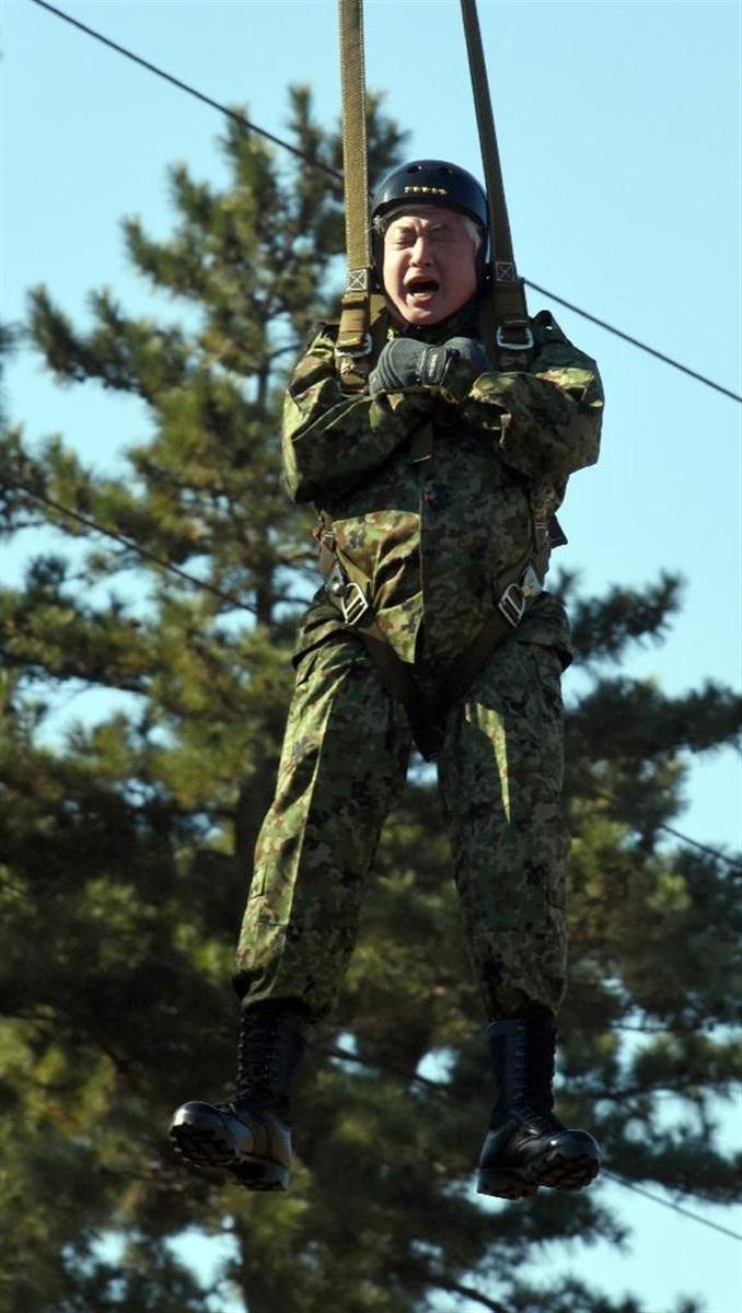 日本精锐伞兵新年首练 防卫大臣跳伞一路闭眼大喊