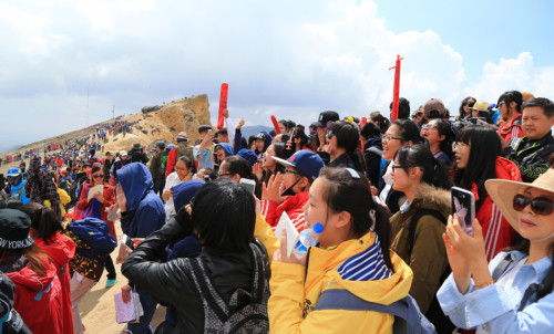 大量《盗墓笔记》的原著粉涌上"云顶天宫"所在地长白山,并打出"小哥