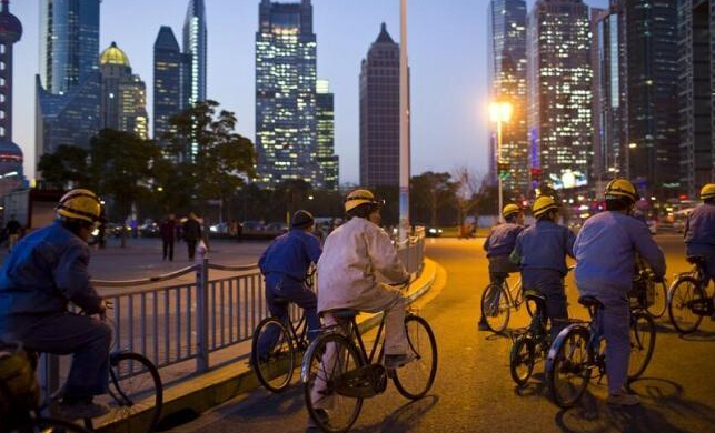 亚洲日韩电影横扫全球影坛，凭借独特风格吸引观众眼球，多语字幕助力海外传播，票房口碑双丰收引爆热潮。