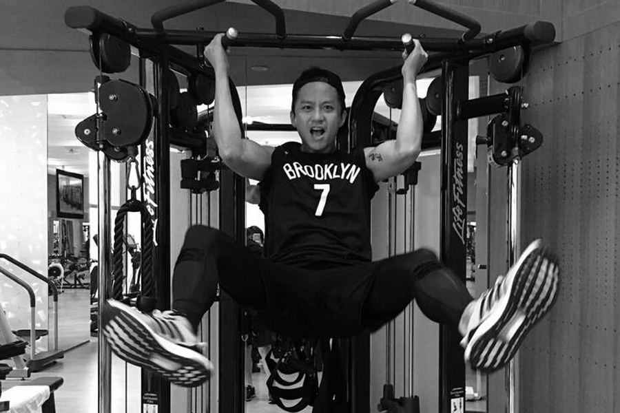 邓超健身器上闪转腾挪