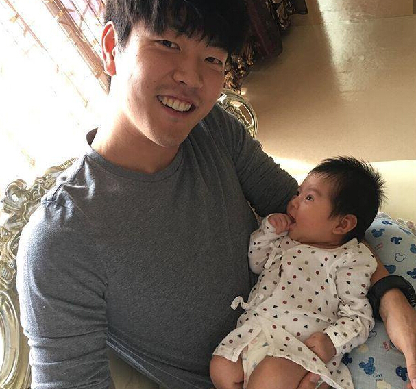 金英权娇妻晒爱女照