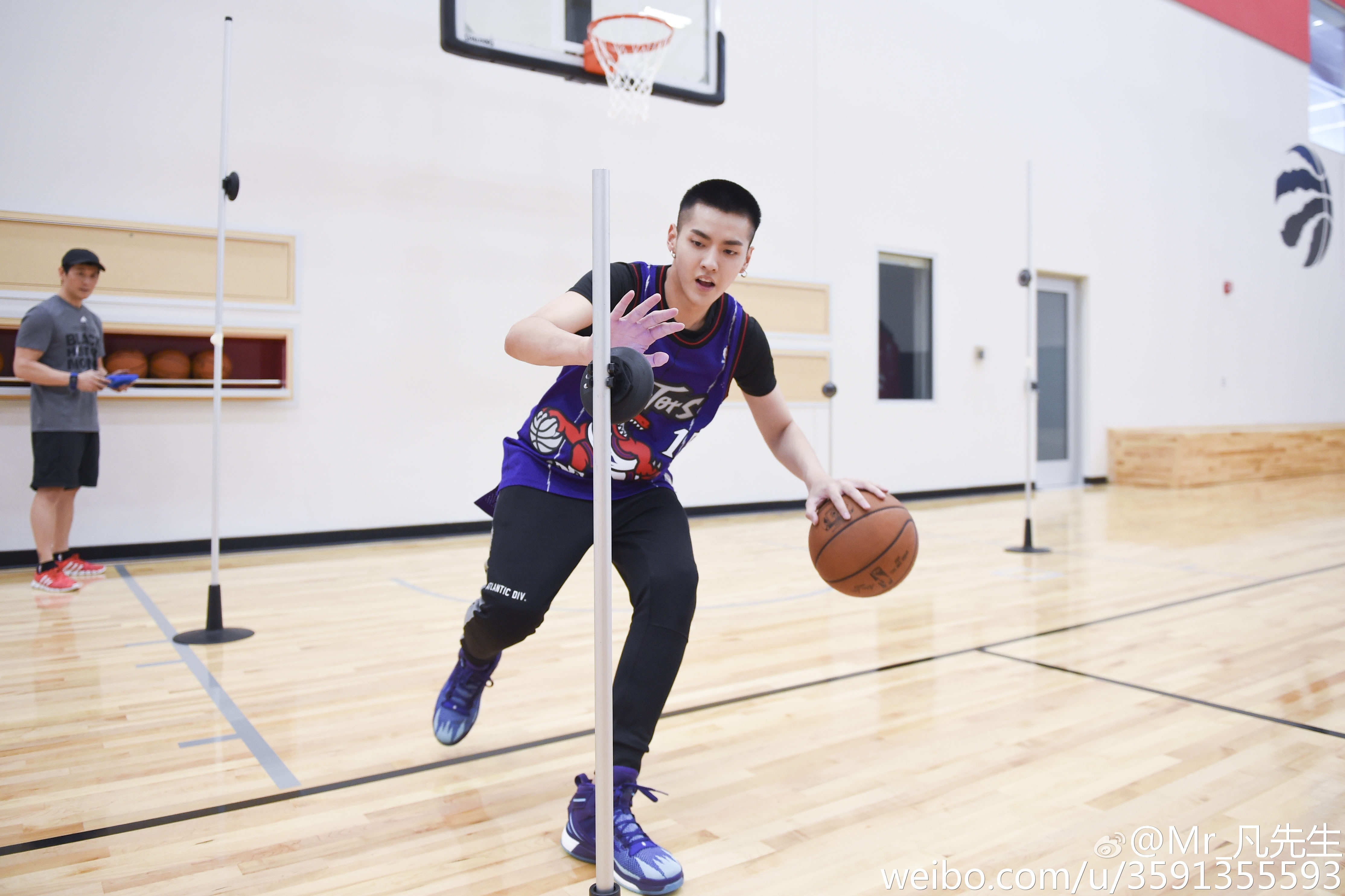 吴亦凡打篮球图片