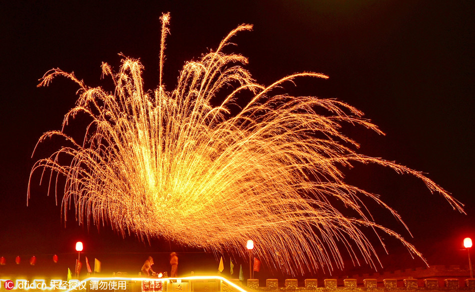 用木板将铁水打上天空,灼热的红铁团于半空迸散,万珠铁屑,由于氧化