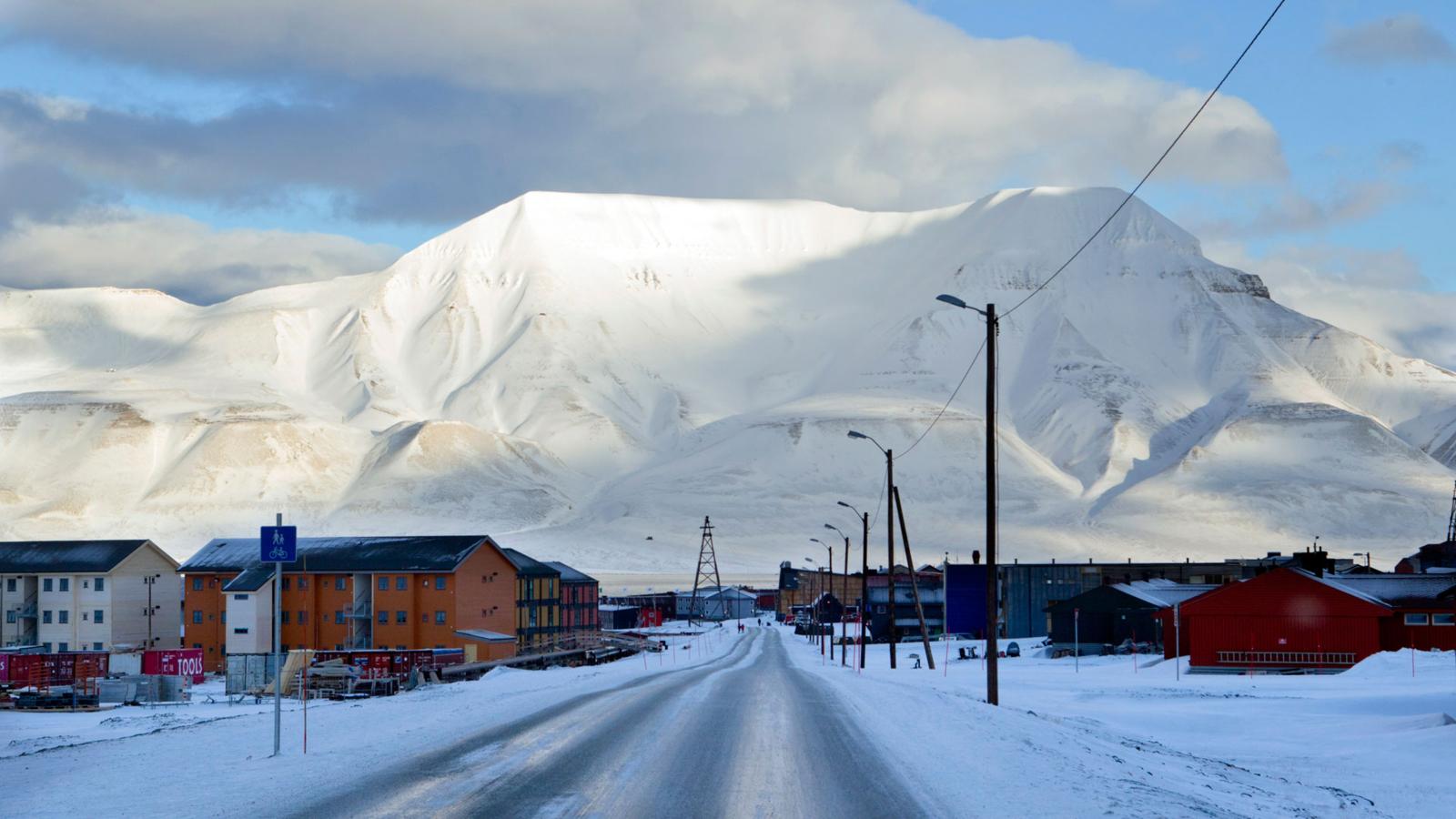 朗伊尔城机场附近的路标 斯匹次卑尔根岛(spitsbergen)位于偏远的斯