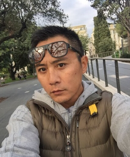 刘烨晒自拍想给粉丝养养眼，却被劝说先化化妆吧|刘烨| 化妆_凤凰娱乐