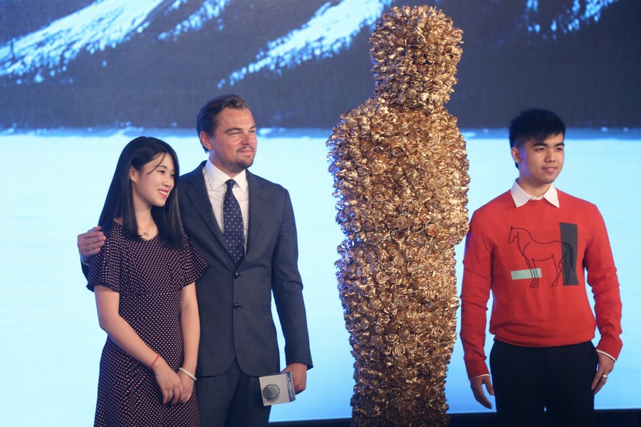 图为莱昂纳多与粉丝合影.