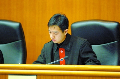 80后法官首次提讯王素毅时说:田学仁的案子是我审的_手机凤凰网