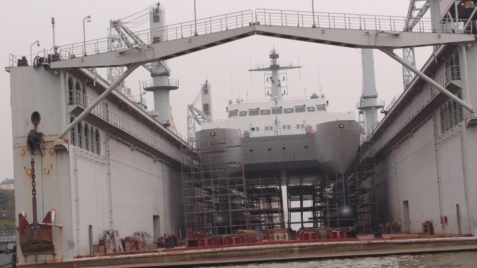 海上移动长城:中国巨无霸移动船坞壮观出海