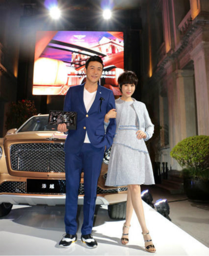 陆毅鲍蕾甜蜜合体亮相 入手豪车成中国首位车主