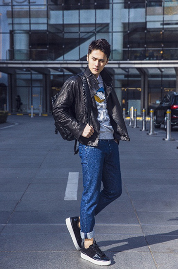 "小鲜肉"蒋劲夫和演员高圣远都不约而同地选择hogan黑色系夹克搭配