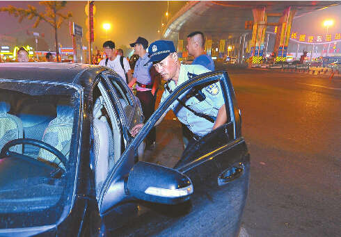 济南夜查黑出租黑车司机欲头撞护栏称"不活了"
