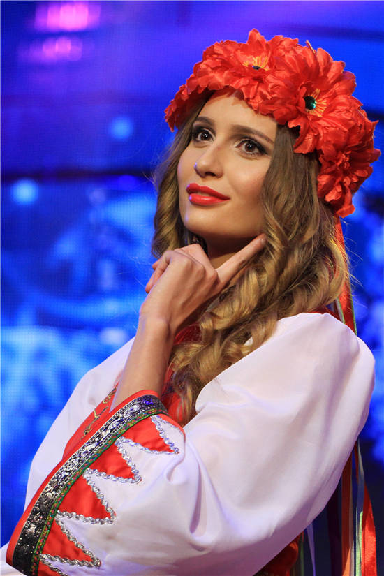 经过激烈的角逐,蒙古国选手纳.阿努获得冠军;中国选手米热阿依.