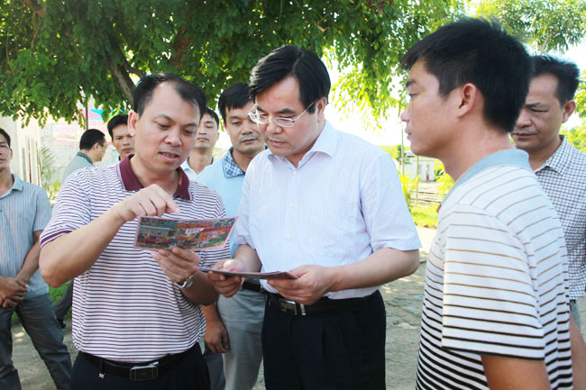 雅星镇负责人向中央纪委研究室副主任欧召大介绍民情台账卡情况.