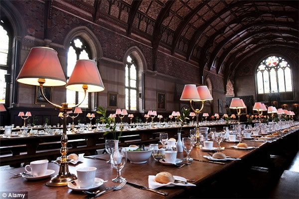 牛津大学开放日 游客暑期可入住享受总统待遇