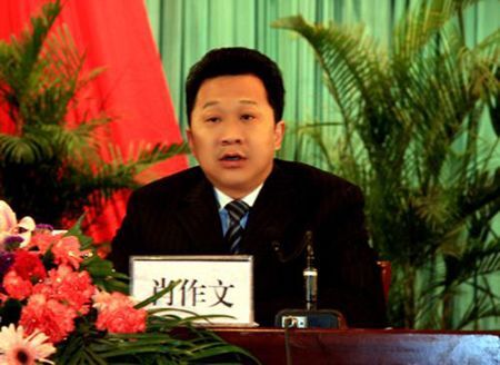 1982年9月在原恩施县人事局工作;1984年4月任共青团恩施市委副书记