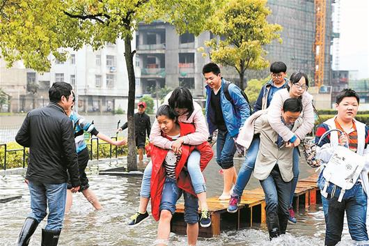 目前,该局正在联系解决校园排水