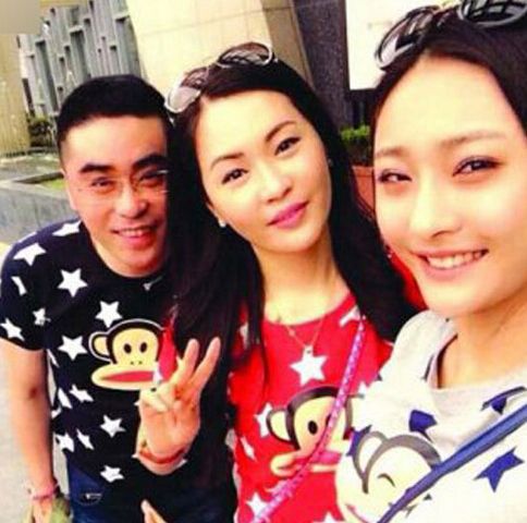 "而陈冰在节目中所说的金融行业工作,据她本人坦言,公司是父母开的,做