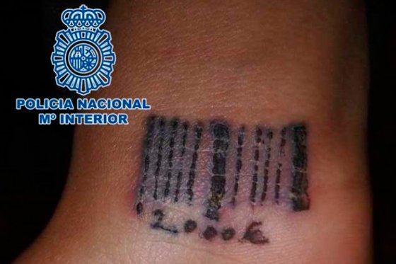 身上有被殴打,捆绑的痕迹,且其手腕处有类似商品条形码的纹身