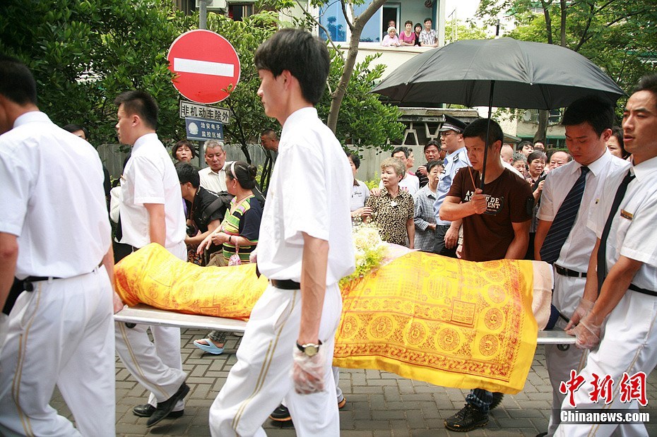 当日下午,杭州"最美司机"吴斌出殡.