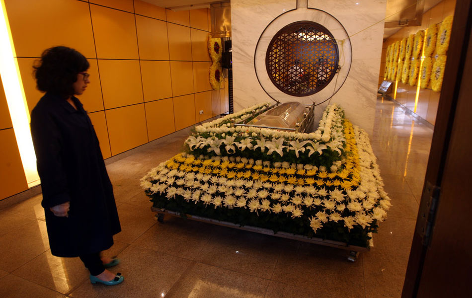 殡仪车从吴斌居住的小区出发,沿着西湖绕行一周后驶向杭州市殡仪馆.