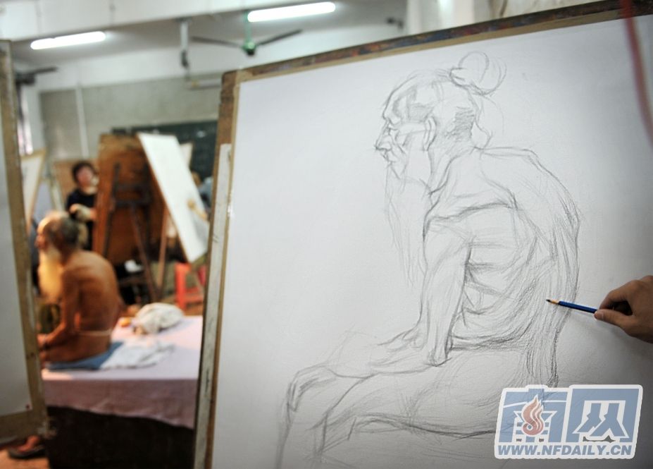 十几年前,一个偶然的机会,李继胜接触了"人体模特"这个职业,从此