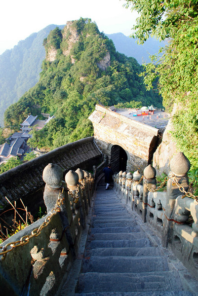 里武当秀丽风光尽收眼底,群峰起伏犹如大海的波涛奔涌在静止的瞬间,众