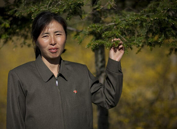 实拍朝鲜时尚女青年 中国造假名牌成抢手货(图)