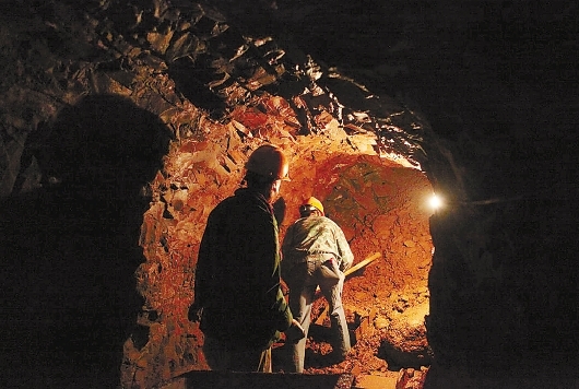 金矿工人在井下图片图片