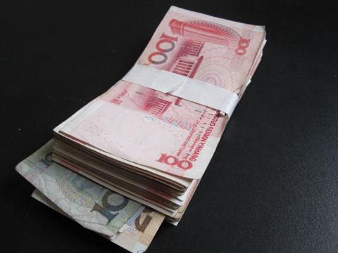 徽城焦点原标题:男子拾金不昧却遭暗算:身后遭丢钱小伙狠狠打了两拳