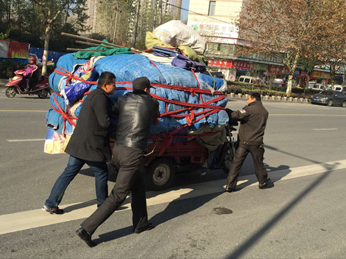城管帮助残疾人推车